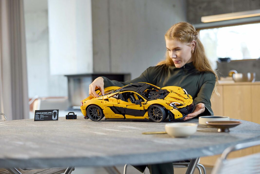 LEGO-Technic-McLaren-P1-42172_Lifestyle_Cons_02